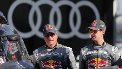 Carlos Sainz durante en una foto de equipo durante el Rally Dakar.