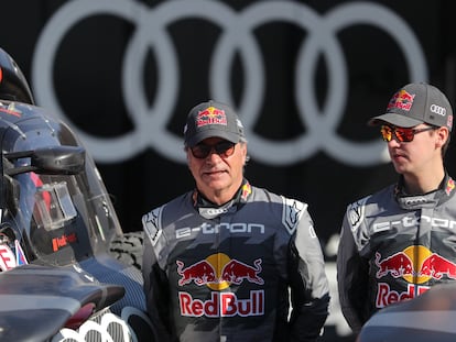 Carlos Sainz durante en una foto de equipo durante el Rally Dakar.