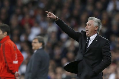 Ancelotti da instrucciones a sus jugadores 