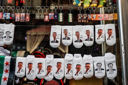 Calcetines con la cara de los  El Asad, en una tienda de Homs. 