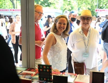 La vicepresidenta primera Nadia Calviño visita la Feria del Libro de Madrid con su directora, Eva Orúe.