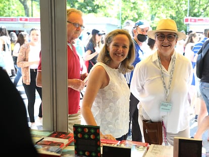 La vicepresidenta primera Nadia Calviño visita la Feria del Libro de Madrid con su directora, Eva Orúe.