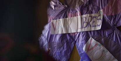 Glendy Diane (a la izquierda, en penumbra) llegó al centro de apoyo a víctimas de la violencia sexual de Caimu (Guatemala) tras ser agredida en tres ocasiones cuando tenía 14 años. Al fondo, en la pared, un mural que reivindica el fin del maltrato machista.