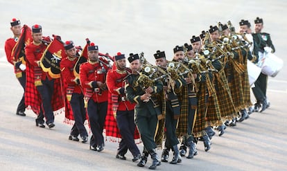 Miembros de la banda de música de las Fuerzas Armadas indias participan en la ceremonia militar de la retirada de tropas en Nueva Delhi, como acto final de las celebraciones del Día de la República de la India.