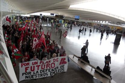 Trabajadores de Iberia protestan en el aeropuerto de Loiu.