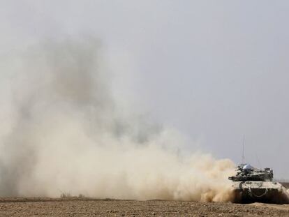 Un tanque israel&iacute;, cerca de la frontera con Gaza.