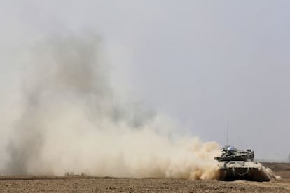 Un tanque israel&iacute;, cerca de la frontera con Gaza.