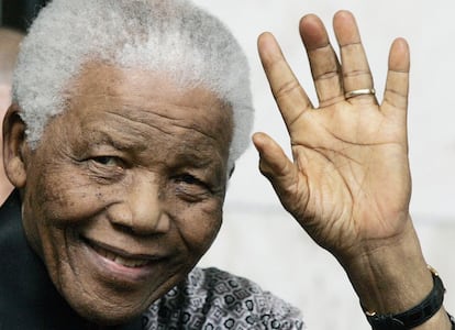 El expresidente sudafricano Nelson Mandela saluda a la salida del hotel Internacional, en Londres, donde celebró su 90 cumpleaños en junio de 2008.