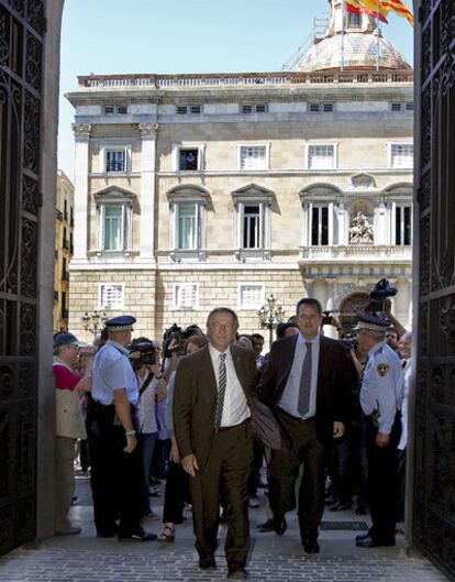 Xavier Trias entra en el Ayuntamiento de Barcelona acompañado de Joaquim Forn.