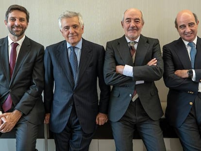 De izquierda a derecha: Santiago Hagerman, consejero delegado de GBS Finanzas Investcapital A.V., Juan Antonio Samaranch, presidente de GBS Finanzas Investcapital A.V., Diego Fernández de Henestrosa Argüelles, presidente de Creand Wealth Management (Banco Alcalá, S.A.), y Marcos Ojeda, consejero director general de Creand Wealth Management (Banco Alcalá, S.A.).