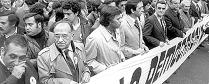 Manifestación en Madrid contra el golpe de Estado del 23-F. En primera fila (de izquierda a derecha), Redondo, Carrillo, González, Calvo Ortega, Rodríguez Sahagún, Fraga y Camacho.