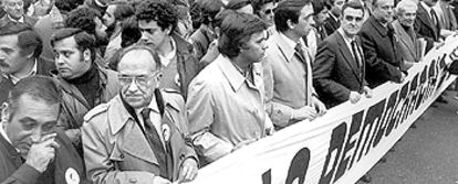 Manifestación en Madrid contra el golpe de Estado del 23-F. En primera fila (de izquierda a derecha), Redondo, Carrillo, González, Calvo Ortega, Rodríguez Sahagún, Fraga y Camacho.