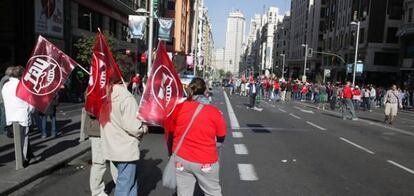 Varios manifestantes en la Gran Vía de Madrid