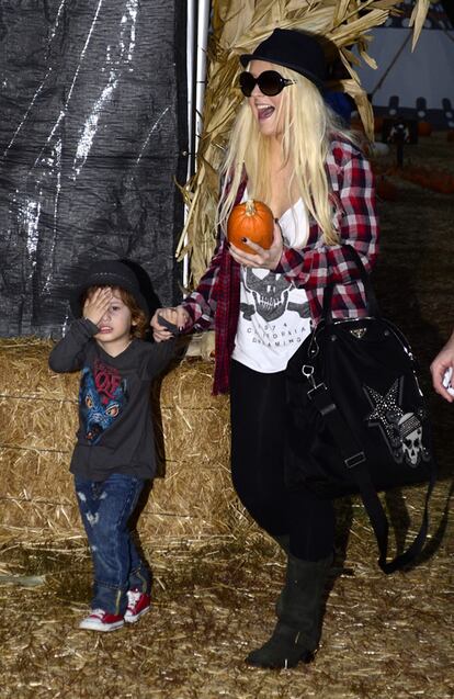 Christina Aguilera y su hijo Max Liron, de tres años, han buscado la calabaza perfecta para Halloween con dos semanas de amtelación en la ciudad de Los Ángeles.