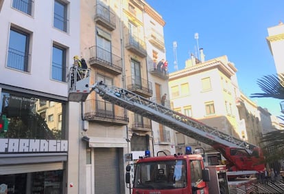 Efectius d'emergència davant del lloc de l'incendi.