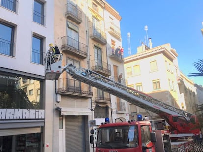 Efectius d'emergència davant del lloc de l'incendi.