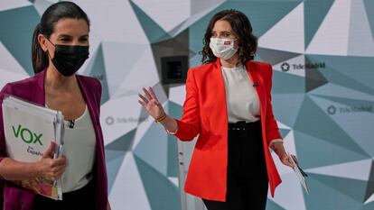 Rocío Monasterio (a la izquierda) e Isabel Díaz Ayuso, tras finalizar el debate.