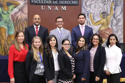 Laura Caldern (centro) con el equipo de 'Justice in Mexico', en la UNAM. 