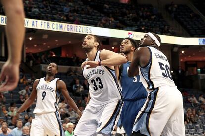 Marc Gasol (Memphis Grizzlies) pelea durante el partido amistoso que su equipo disputó, el pasado 18 de octubre en casa contra los Minnesota Timberwolves. Gasol lideró la pasada temporada a su equipo hasta las semifinales de la Conferencia Oeste de la NBA, donde los Grizzlies perdieron contra los Golden State Warriors, más tarde campeones.