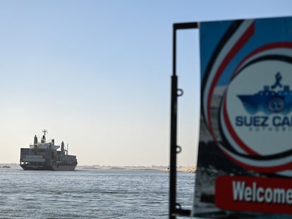 Barco atravesando el canal de Suez, hacia el mar Rojo, en enero de 2024, en Ismailia (Egipto).