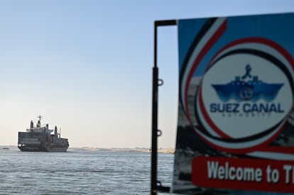 Un barco transita por el Canal de Suez hacia el Mar Rojo el 10 de enero de 2024 en Egipto.