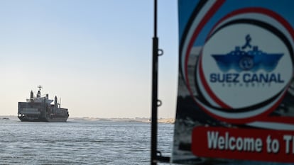 Un barco transita por el Canal de Suez hacia el Mar Rojo el 10 de enero de 2024 en Egipto.