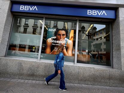 Un mujer pasa delante de una oficina de BBVA en Bilbao.