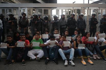 Simpatizantes de opositores venezolanos presos se manifiestan frente al SEBIN para denunciar la implicación del gobierno del presidente Nicolás Maduro en la muerte del concejal Fernando Albán en Caracas (Venezuela), el 8 de octubre de 2018.