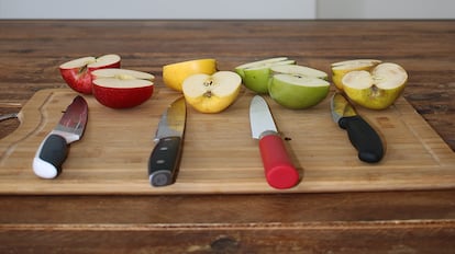 Cuchillos para trinchar sobre una mesa de madera