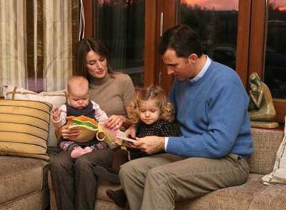 LOS PRÍNCIPES DE ASTURIAS, CON SUS HIJAS LAS INFANTAS LEONOR Y SOFÍA, EN SU RESIDENCIA DEL COMPLEJO DE LA ZARZUELA.