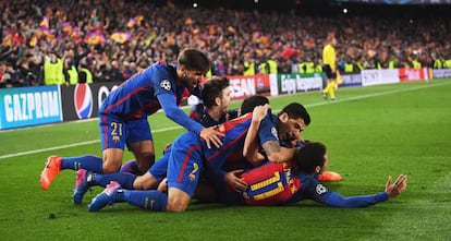 Jogadores comemoram o gol de Sergi Roberto, o sexto do Bar&ccedil;a.