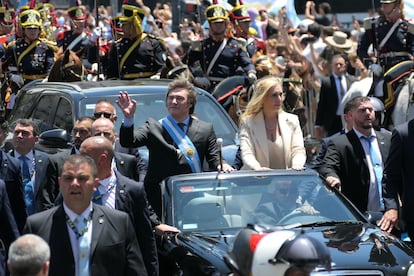 Javier Milei y su hermana, Karina, en un recorrido hasta la Casa Rosada el domingo, tras jurar el cargo en el Congreso.