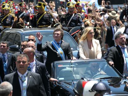 Javier Milei y su hermana, Karina, en un recorrido hasta la Casa Rosada el domingo, tras jurar el cargo en el Congreso.