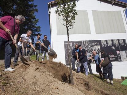 Participantes en el homenaje a 'gudaris' de Elgoibar plantan un retoño del Árbol de Gernika.