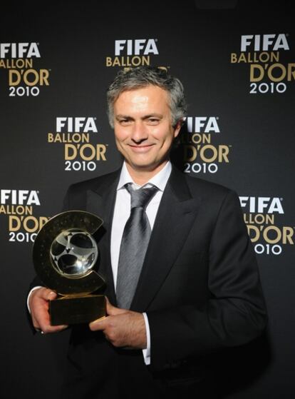 El entrenador del Real Madrid, José Mourinho, posa con el Balón de Oro, que le acredita como mejor técnico de 2010.
