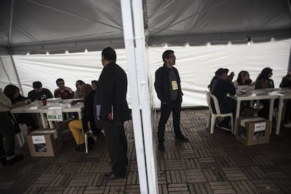 La mayor afluencia de votantes se suele producir a partir de las 12 de la mañana, después del almuerzo de los colombianos.