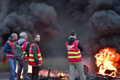 Sindicalistas bloquean el tráfico cerca de una refinería en Fonges, al oeste de Francia, para protestar contra la reforma laboral del gobierno de Macron.