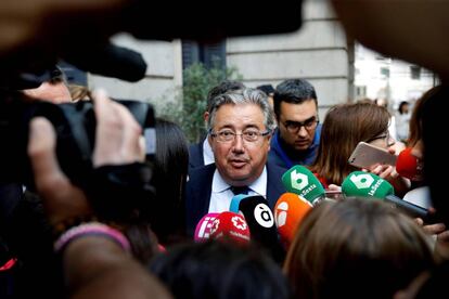 El ministro del Interior, Juan Ignacio Zoido, ante los medios de comunicación durante el debate de la moción de censura del PSOE.