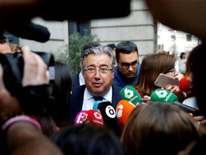 El ministro del Interior, Juan Ignacio Zoido, ante los medios de comunicación durante el debate de la moción de censura del PSOE.
