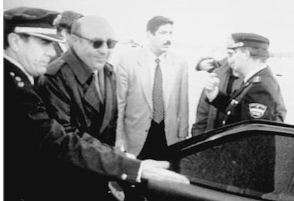 El exdirector de la Guardia Civil, Luis Roldán (con gafas), escoltado por varios miembros de la Policía, a su llegada a la base aérea de Torrejón tras ser detenido por la policía española en Laos, en 1995. El ex director general de la Guardia Civil fue capturado tras 10 meses de fuga.
