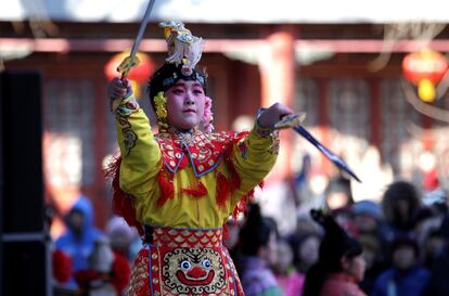 Actuación artística en el templo de Daguanyan, en Pekín (China).