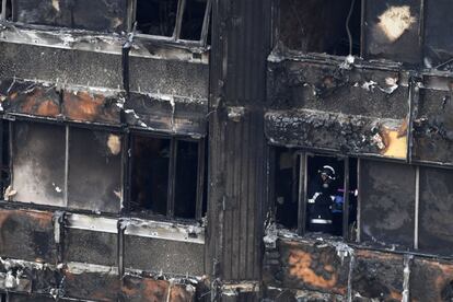 Un bombero inspecciona una vivienda de la torre residencia Grenfell, el 16 de junio.