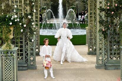 La modelo Luna Bijl, en el desfile de Chanel en el Gran Palais de París.