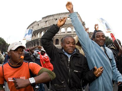 Manifestación de inmigrantes ante el Coliseo de Roma, en 2009.