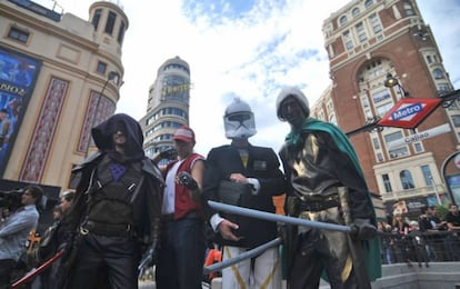 Decenas de jóvenes celebran el Día del Orgullo Friki, en la plaza de Callao de Madrid en 2009.