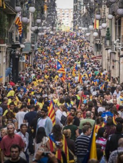 La cadena humana formada en la Diada de 2013, a su paso por la calle Ferran de Barcelona.