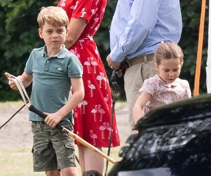 En la foto, el príncipe Jorge y su hermana, la princesa Carlota. El pasado miércoles 10 de julio, junto a su hermano, el príncipe luis; su madre, Kate Middleton; su tía, Meghan Markle; y su primo, el pequeño Archie, acudieron al torneo benéfico de polo King Power Royal, donde jugaba su tío, Enrique de Inglaterra.