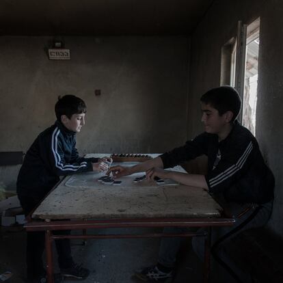 <p>Dos niños juegan a un juego tradicional en el pueblo de Jariasheni. El edificio fue un refugio importante durante la guerra de 2008. La ABL pasa por aquí, pero es totalmente difusa y no hay ninguna alambrada que separe las repúblicas de Georgia y Osetia del Sur.</p> <p>Kestutis Jankauskas, jefe de la Misión de Observación de la UE en Georgia, afirma que es difícil saber por dónde discurre exactamente esta línea fronteriza. Nunca se ha reconocido, ni se ha consensuado, y su localización depende de los mapas que se usen. Rusia, explica, utiliza un mapa elaborado por el Estado Mayor soviético en la década de 1980 que delimita lo que en aquellos tiempos era una frontera administrativa intranscendente dentro de la República Socialista Soviética de Georgia, pero que ahora se está convirtiendo en una línea divisoria peligrosa.</p>