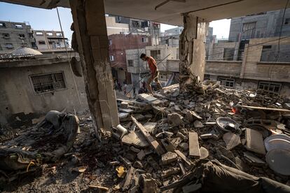 Un hombre inspeccionaba un edificio destruido por un ataque israelí en Jan Yunis (Gaza), este viernes. 