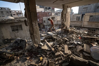 Un hombre inspeccionaba un edificio destruido por un ataque israelí en Jan Yunis (Gaza), este viernes.